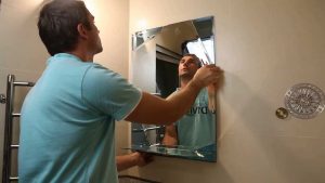Установка зеркала в ванной в Мурино