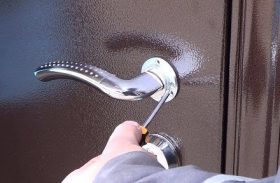 Замена дверной ручки металлической двери в Мурино