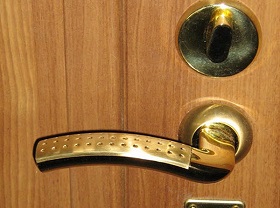 Замена дверной ручки входной двери в Мурино
