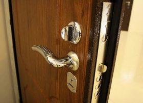 Замена входной двери в квартире в Мурино