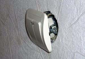 Замена выключателя света в квартире в Мурино
